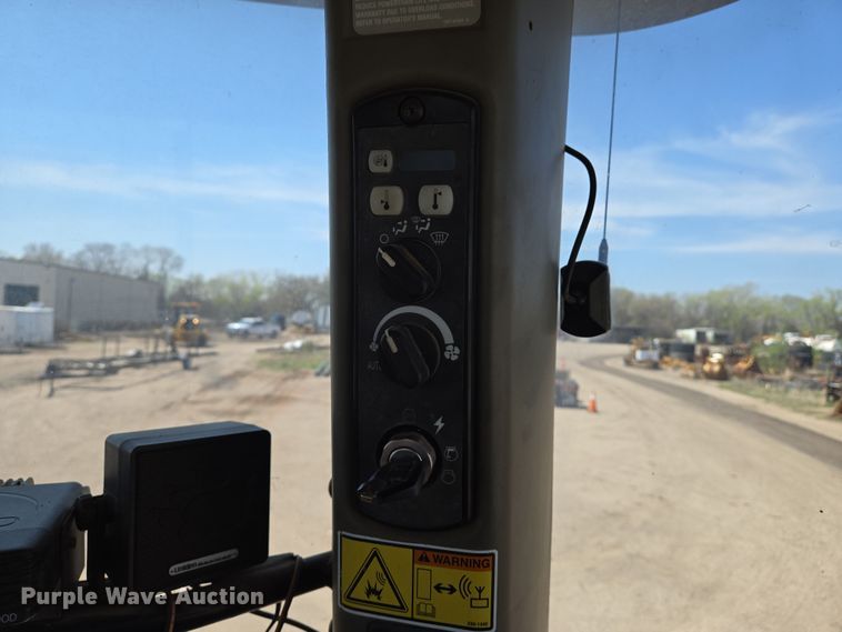 image for item EN8890 2004 Caterpillar  Challenger MT855 tractor