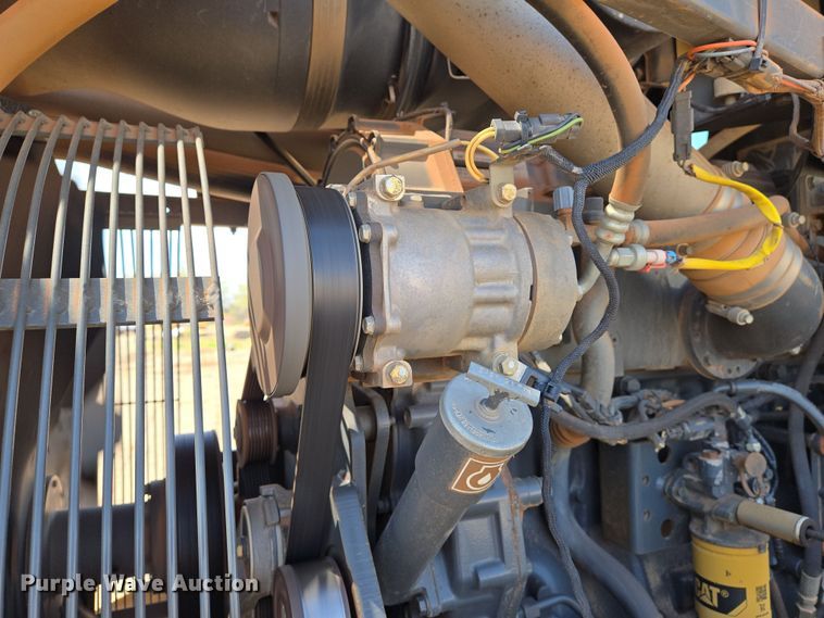 image for item EN8890 2004 Caterpillar  Challenger MT855 tractor