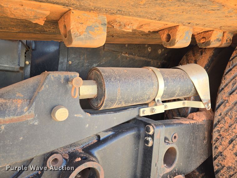 image for item EN8890 2004 Caterpillar  Challenger MT855 tractor