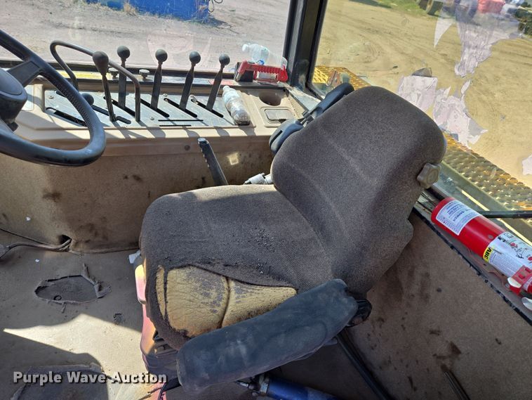 image for item EN8891 1994 Caterpillar Challenger 75C tractor