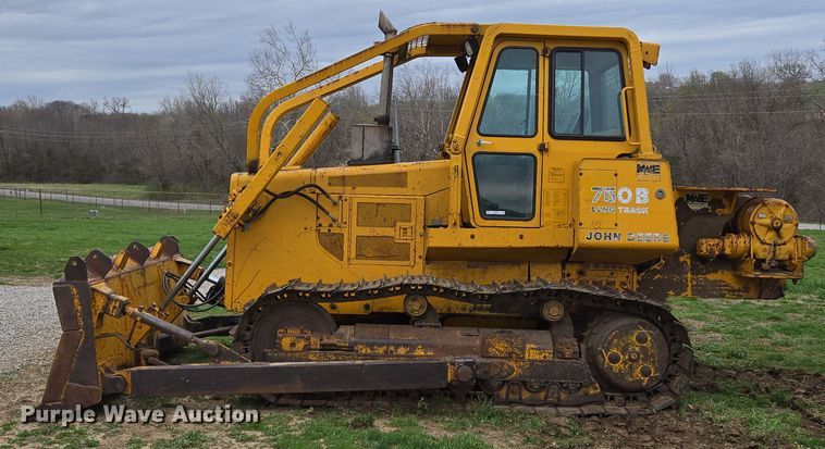 image for item EQ6981 1992 John Deere 750B dozer