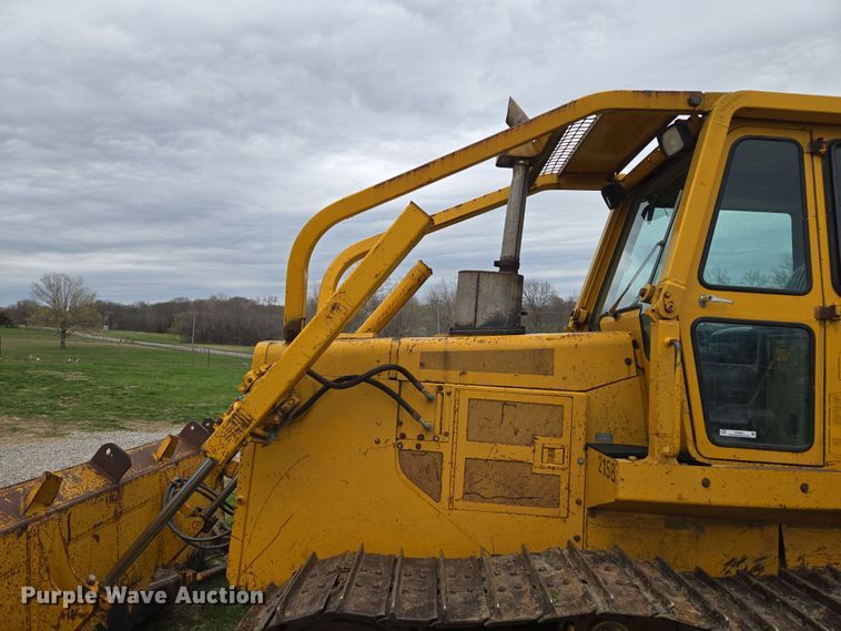 image for item EQ6981 1992 John Deere 750B dozer