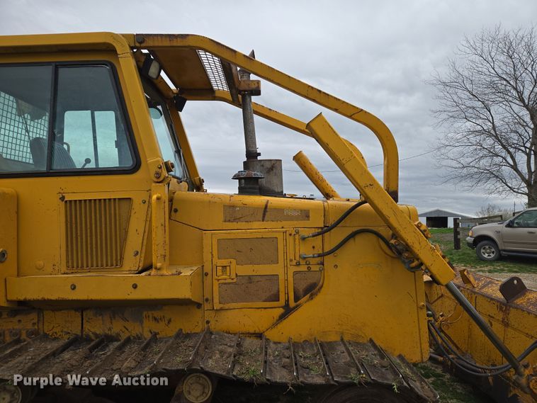 image for item EQ6981 1992 John Deere 750B dozer