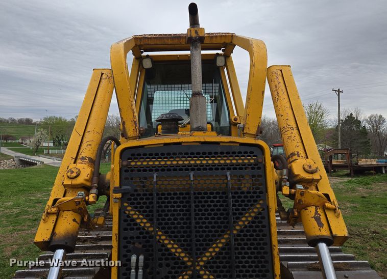 image for item EQ6981 1992 John Deere 750B dozer