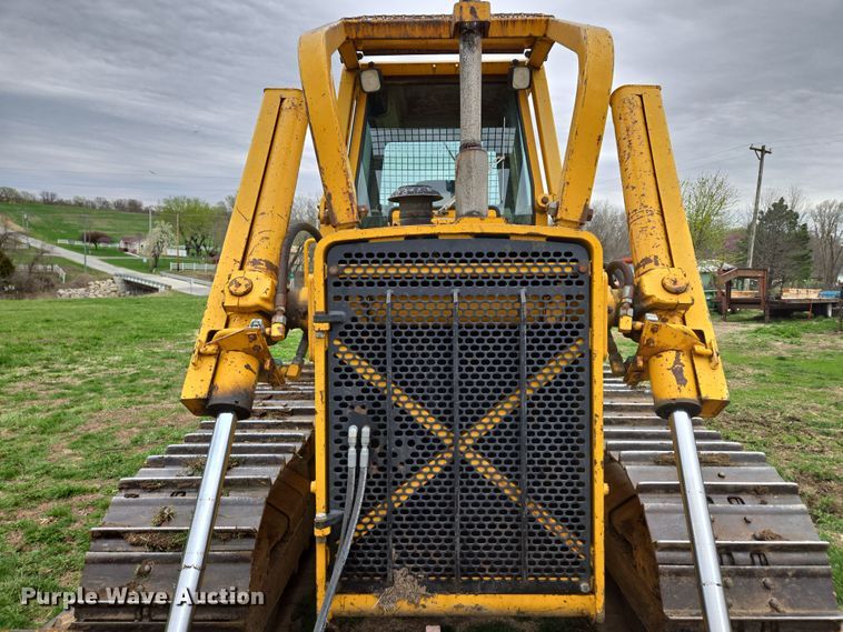 image for item EQ6981 1992 John Deere 750B dozer