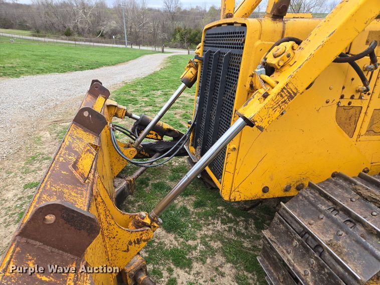 image for item EQ6981 1992 John Deere 750B dozer