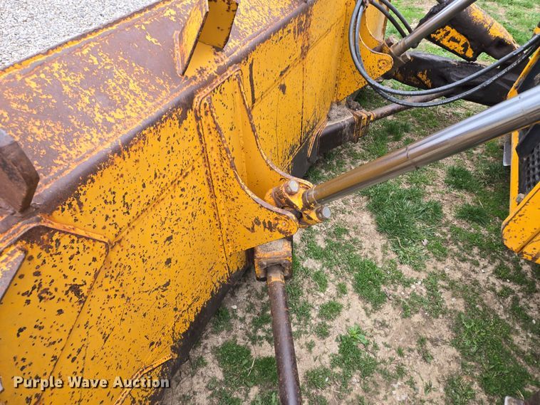 image for item EQ6981 1992 John Deere 750B dozer