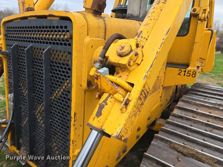 image for item EQ6981 1992 John Deere 750B dozer