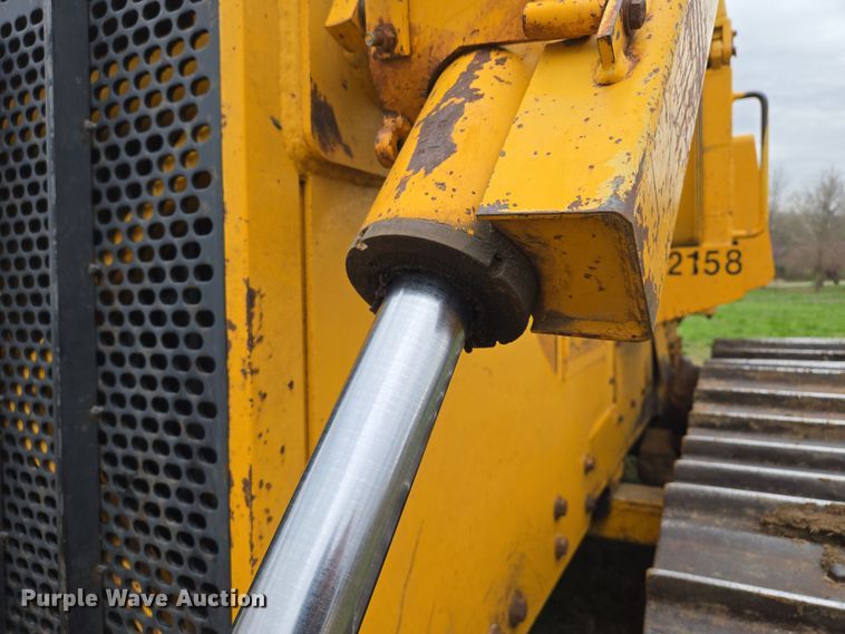 image for item EQ6981 1992 John Deere 750B dozer