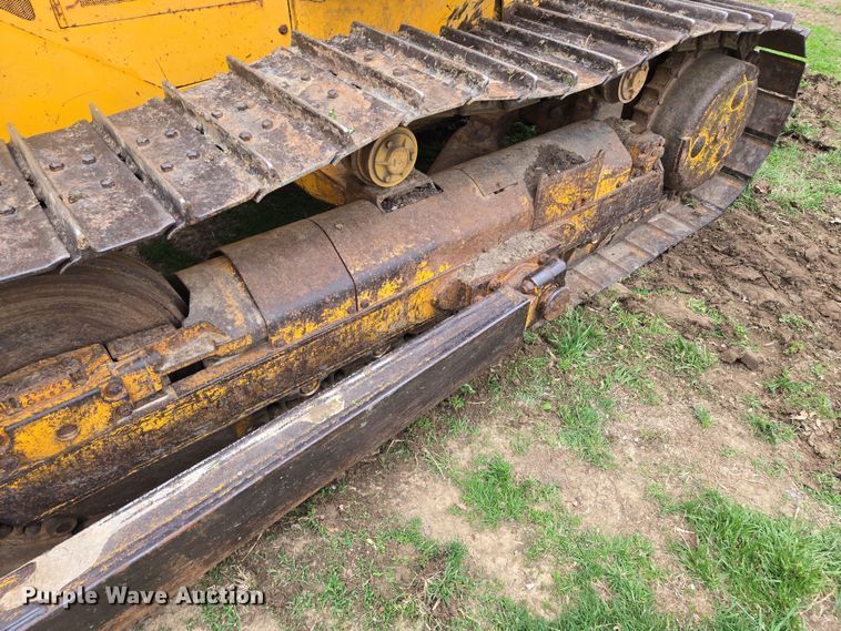 image for item EQ6981 1992 John Deere 750B dozer