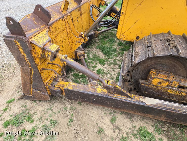 image for item EQ6981 1992 John Deere 750B dozer
