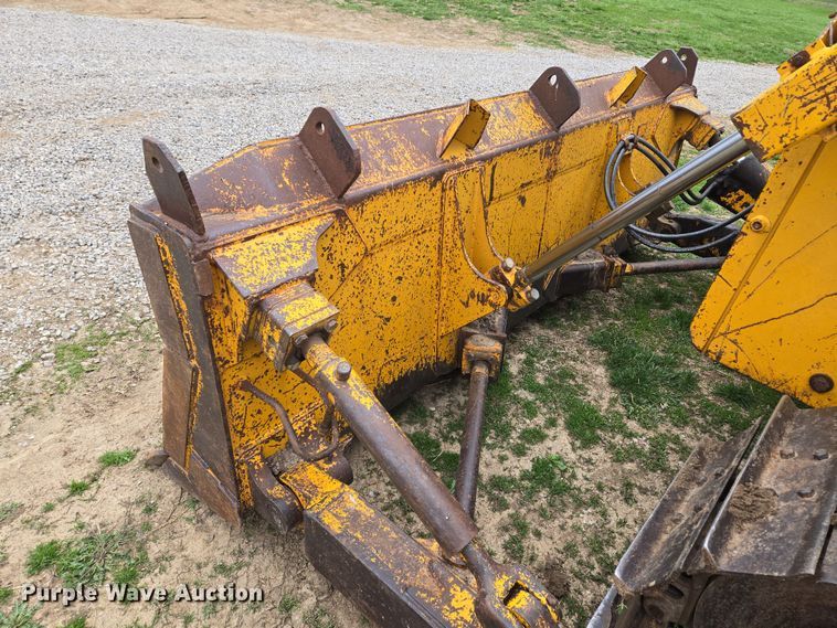 image for item EQ6981 1992 John Deere 750B dozer