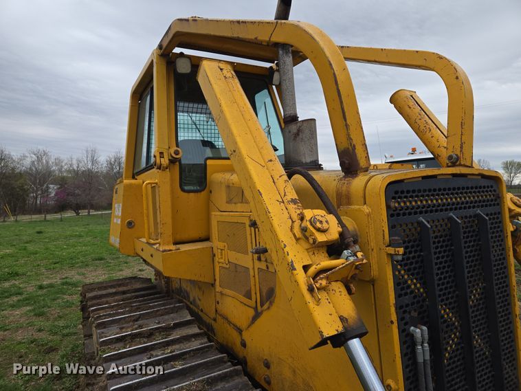 image for item EQ6981 1992 John Deere 750B dozer