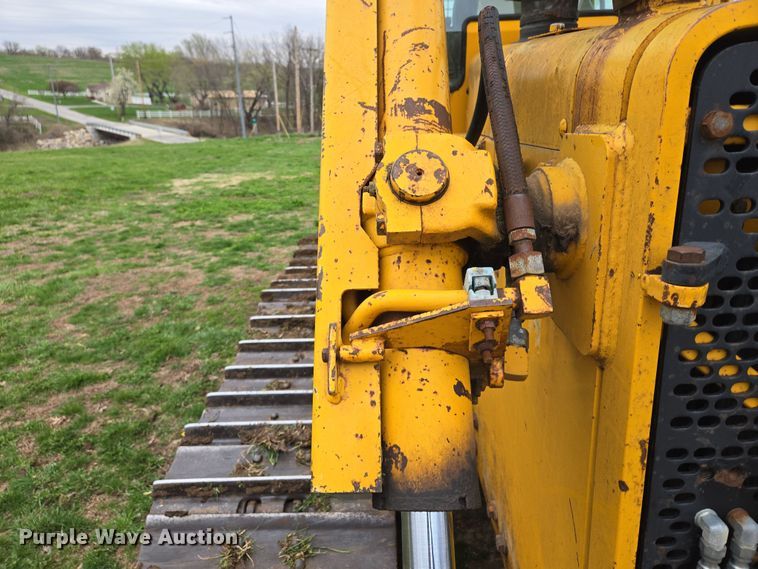 image for item EQ6981 1992 John Deere 750B dozer
