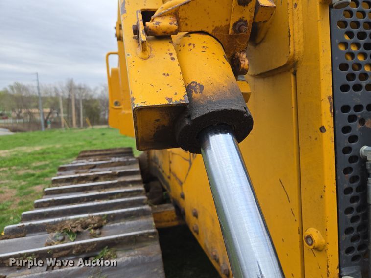 image for item EQ6981 1992 John Deere 750B dozer