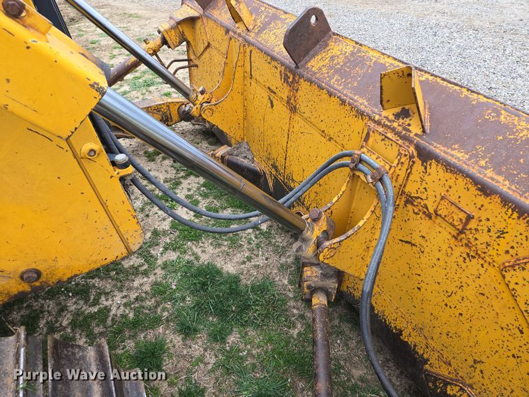 image for item EQ6981 1992 John Deere 750B dozer