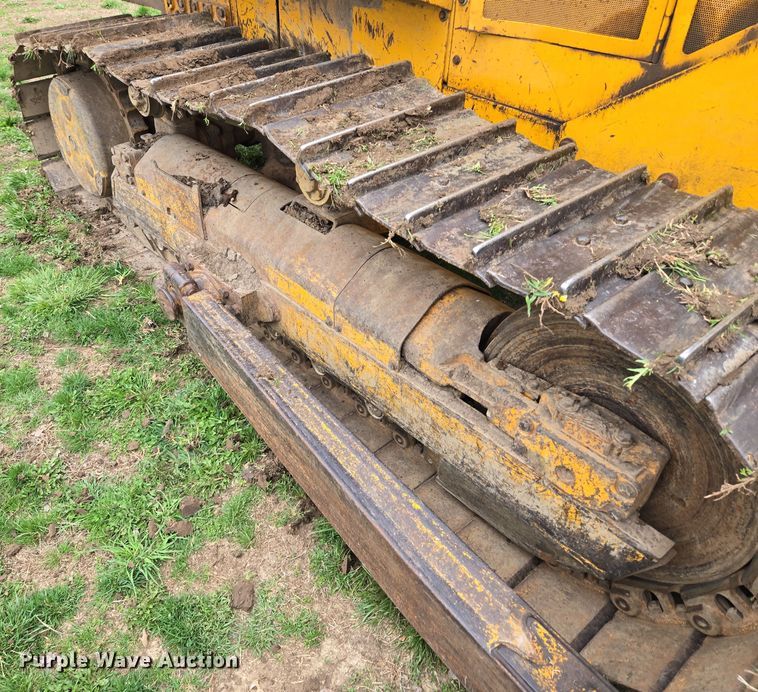 image for item EQ6981 1992 John Deere 750B dozer