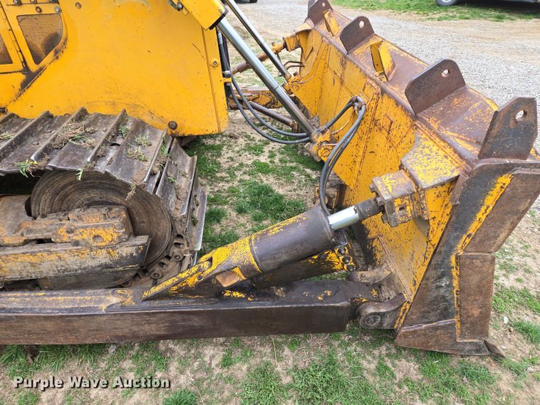 image for item EQ6981 1992 John Deere 750B dozer