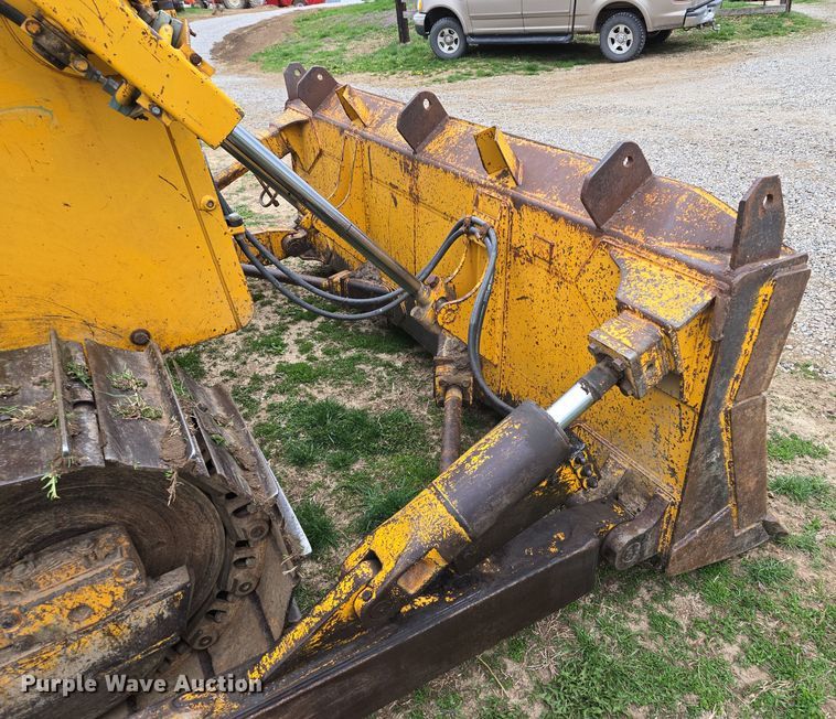 image for item EQ6981 1992 John Deere 750B dozer