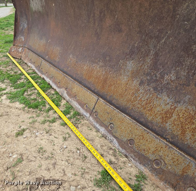 image for item EQ6981 1992 John Deere 750B dozer