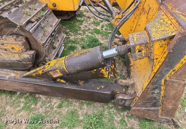 image for item EQ6981 1992 John Deere 750B dozer