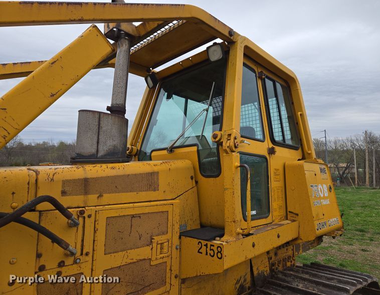 image for item EQ6981 1992 John Deere 750B dozer