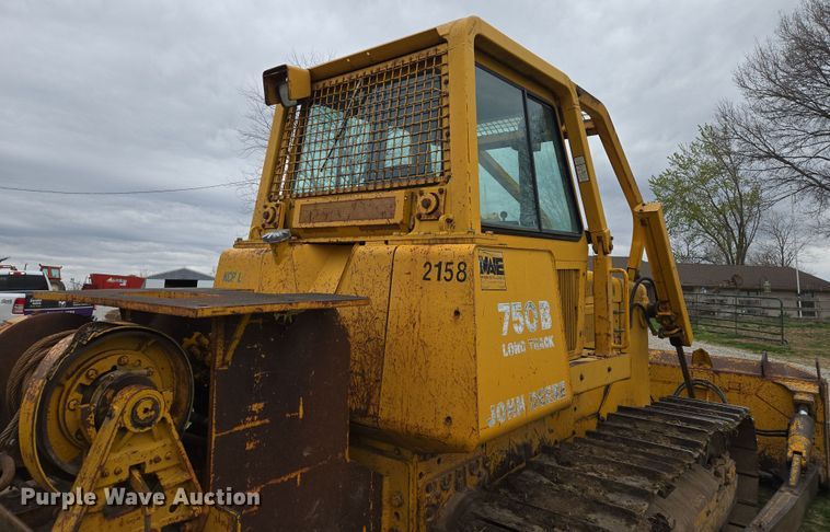image for item EQ6981 1992 John Deere 750B dozer