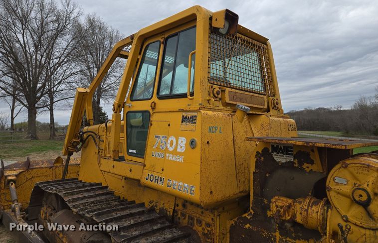 image for item EQ6981 1992 John Deere 750B dozer