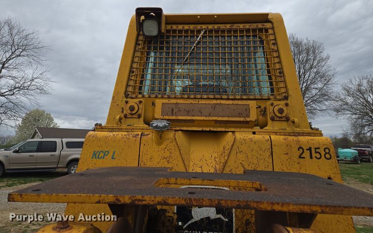 image for item EQ6981 1992 John Deere 750B dozer