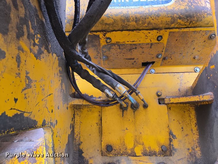 image for item EQ6981 1992 John Deere 750B dozer