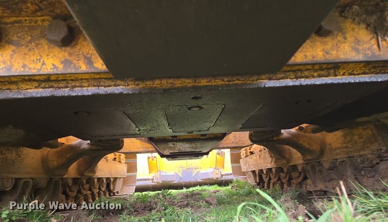 image for item EQ6981 1992 John Deere 750B dozer