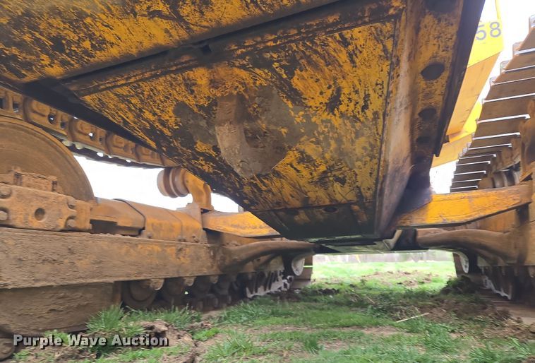 image for item EQ6981 1992 John Deere 750B dozer