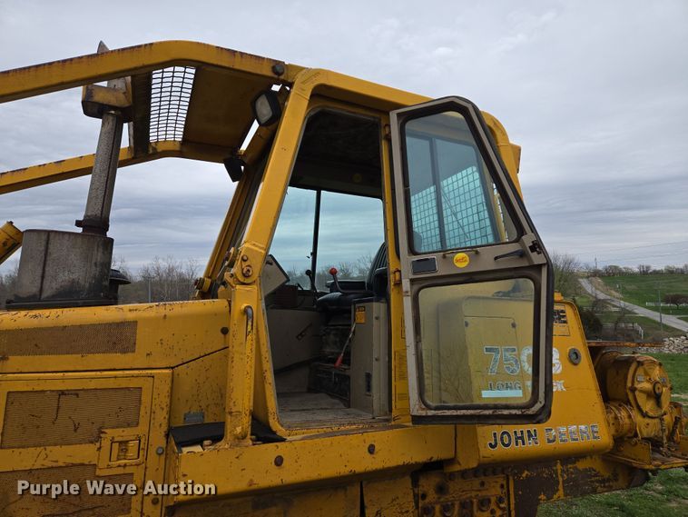 image for item EQ6981 1992 John Deere 750B dozer