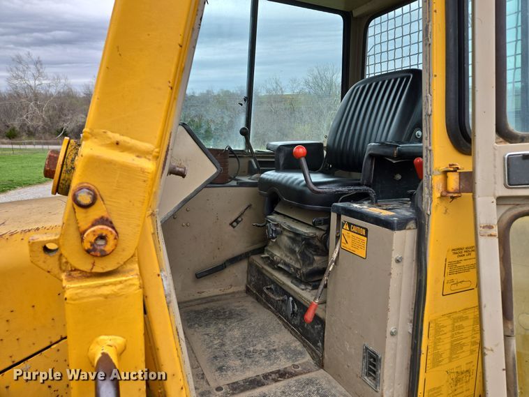 image for item EQ6981 1992 John Deere 750B dozer