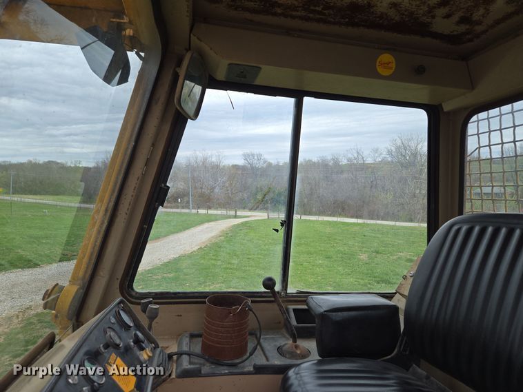 image for item EQ6981 1992 John Deere 750B dozer