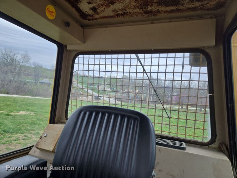 image for item EQ6981 1992 John Deere 750B dozer