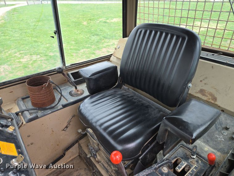 image for item EQ6981 1992 John Deere 750B dozer