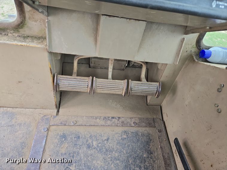 image for item EQ6981 1992 John Deere 750B dozer