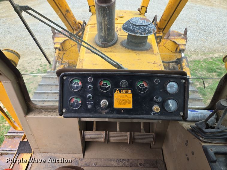 image for item EQ6981 1992 John Deere 750B dozer