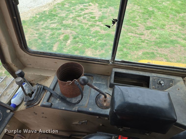 image for item EQ6981 1992 John Deere 750B dozer