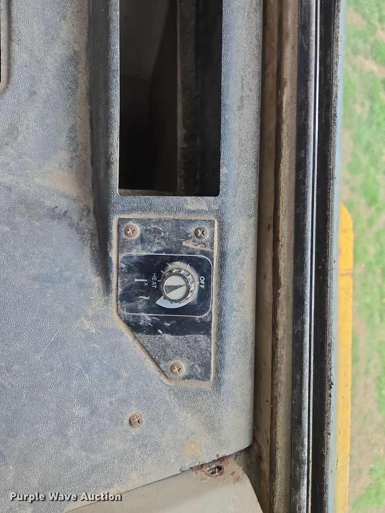 image for item EQ6981 1992 John Deere 750B dozer