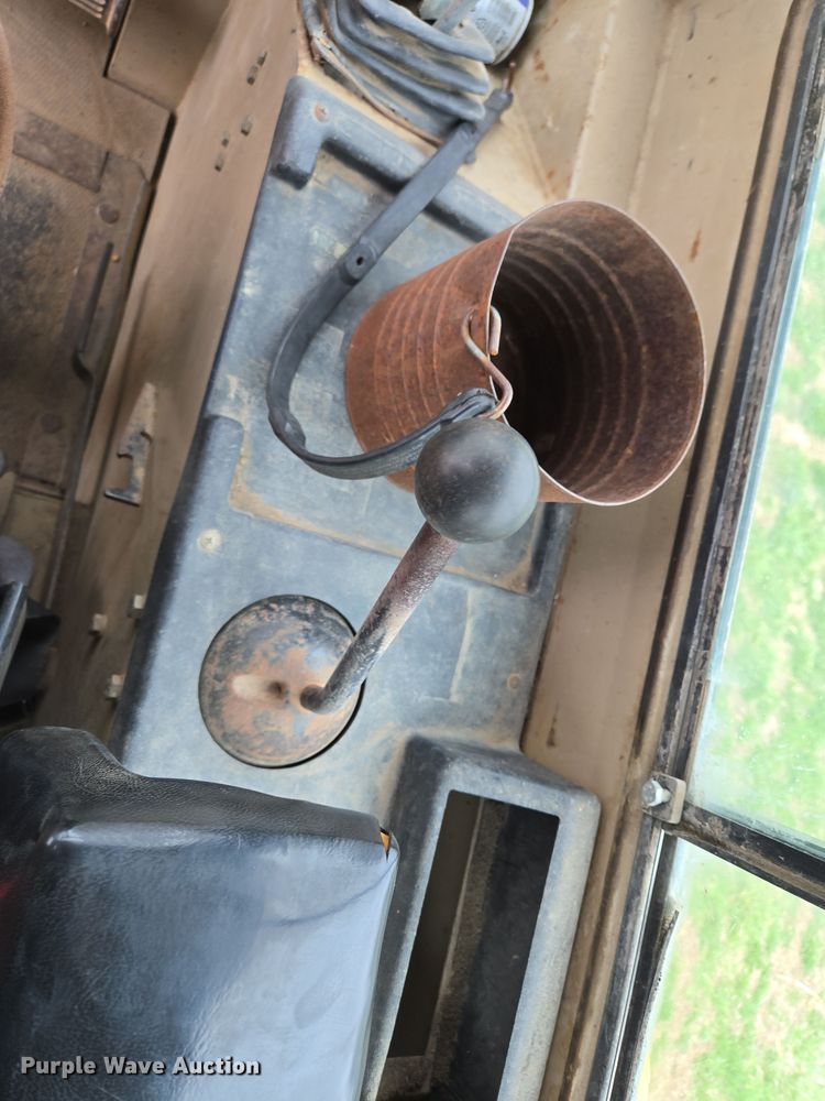 image for item EQ6981 1992 John Deere 750B dozer