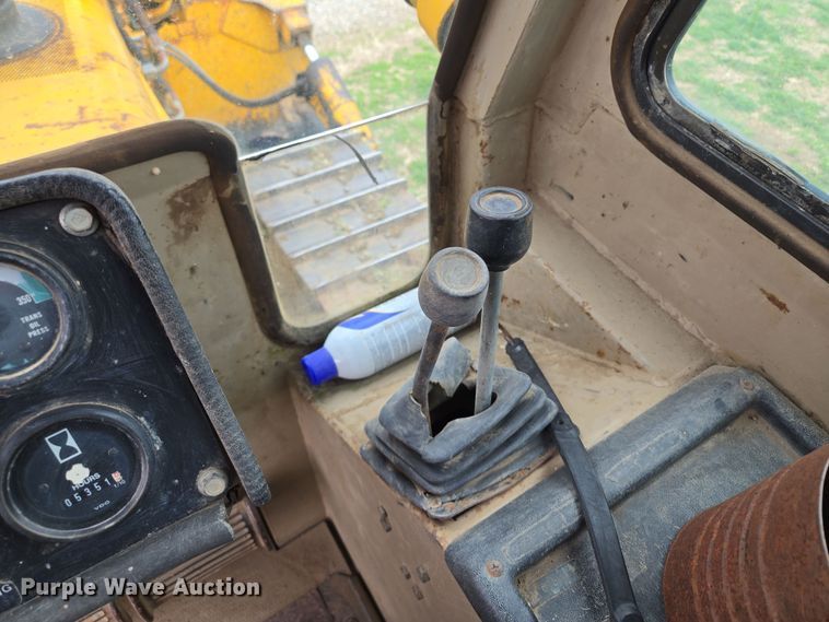 image for item EQ6981 1992 John Deere 750B dozer