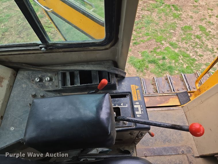 image for item EQ6981 1992 John Deere 750B dozer