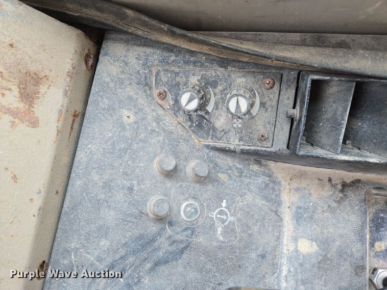 image for item EQ6981 1992 John Deere 750B dozer