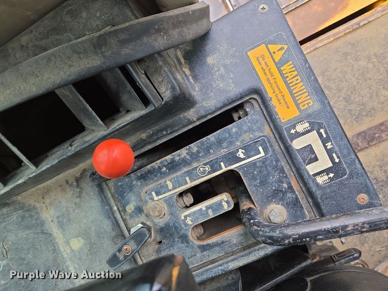 image for item EQ6981 1992 John Deere 750B dozer