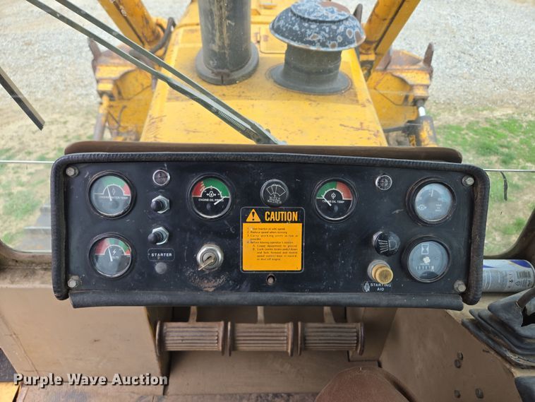 image for item EQ6981 1992 John Deere 750B dozer