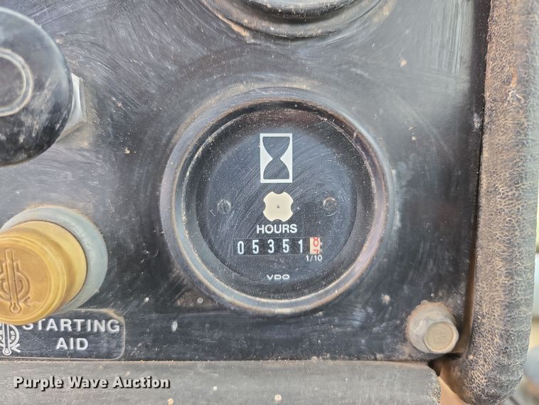 image for item EQ6981 1992 John Deere 750B dozer