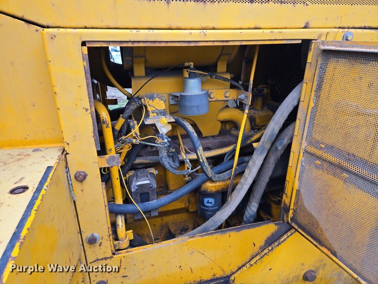 image for item EQ6981 1992 John Deere 750B dozer