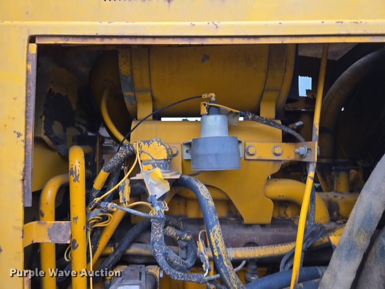 image for item EQ6981 1992 John Deere 750B dozer